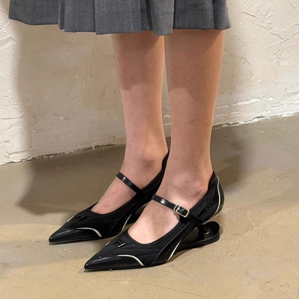 Women's French-Style Pointed-Toe Buckle Heels – Chunky Stiletto Pumps in White & Black