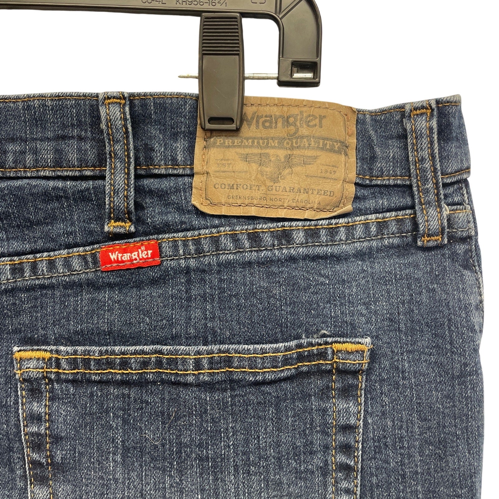 Wrangler Mens 46 X 30 Cotton Blend Relaxed Fit Med Wash Denim Blue Jeans