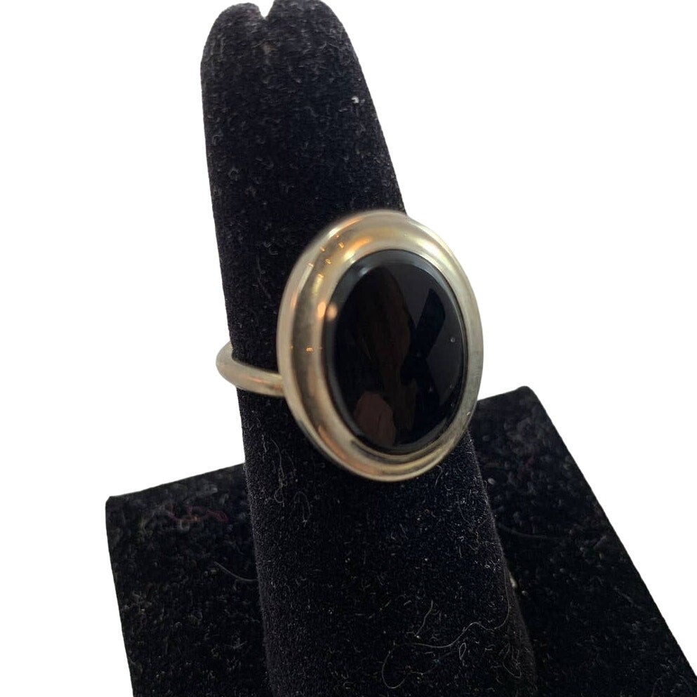 Vintage Black Stone Oval Size 7 Ring With Bonus Beaded Stretch Bracelet