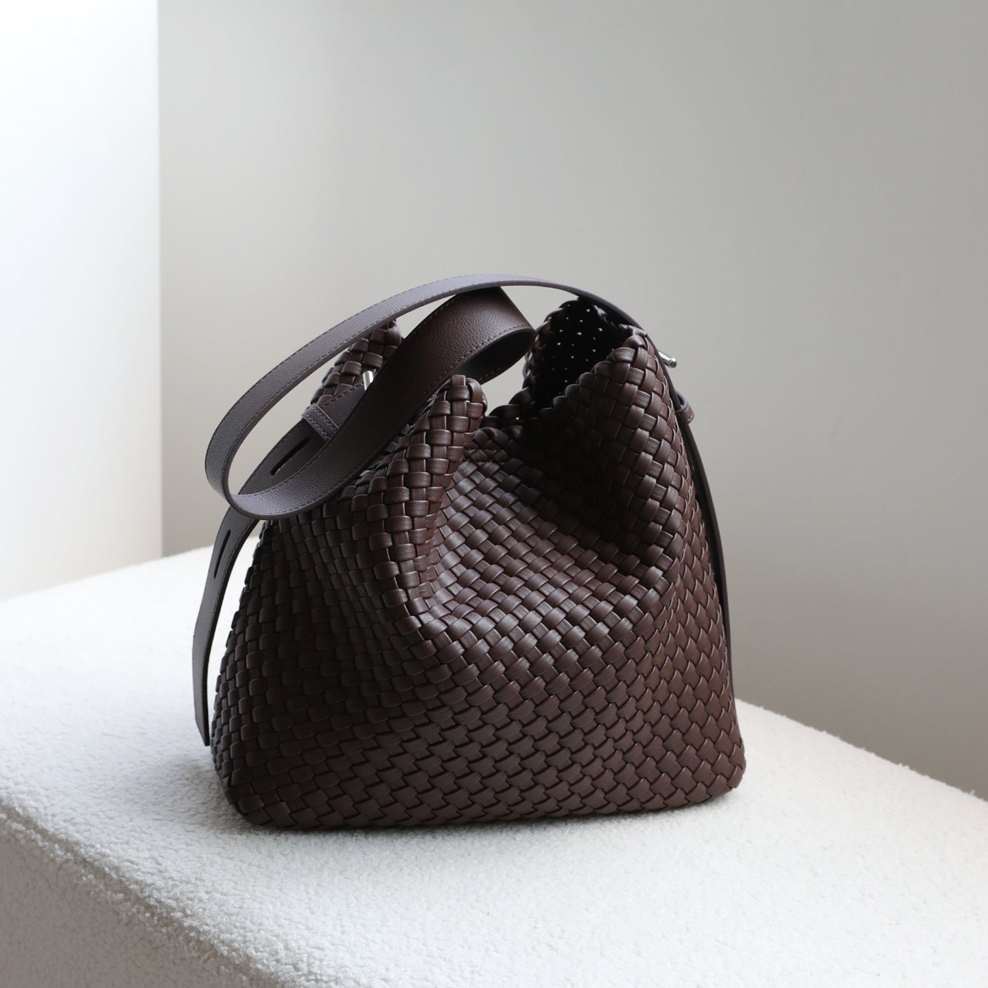 Large-Capacity Woven Bucket Shoulder Bag – Retro Commuter Underarm Bag